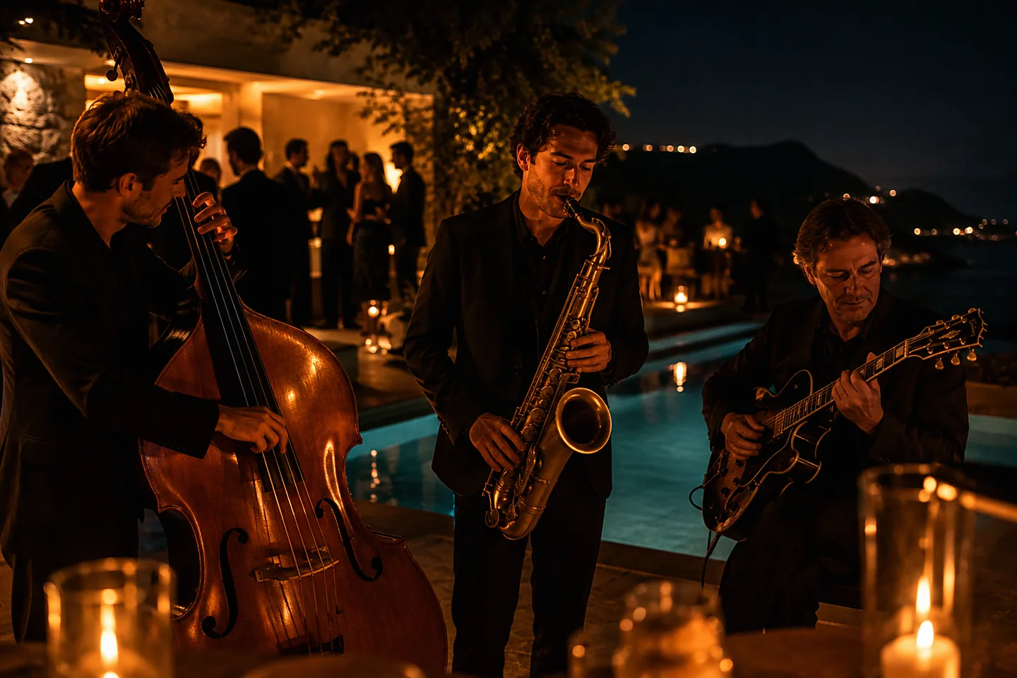 Un trío de jazz tocando junto a una piscina iluminada en la terraza de una villa, de noche