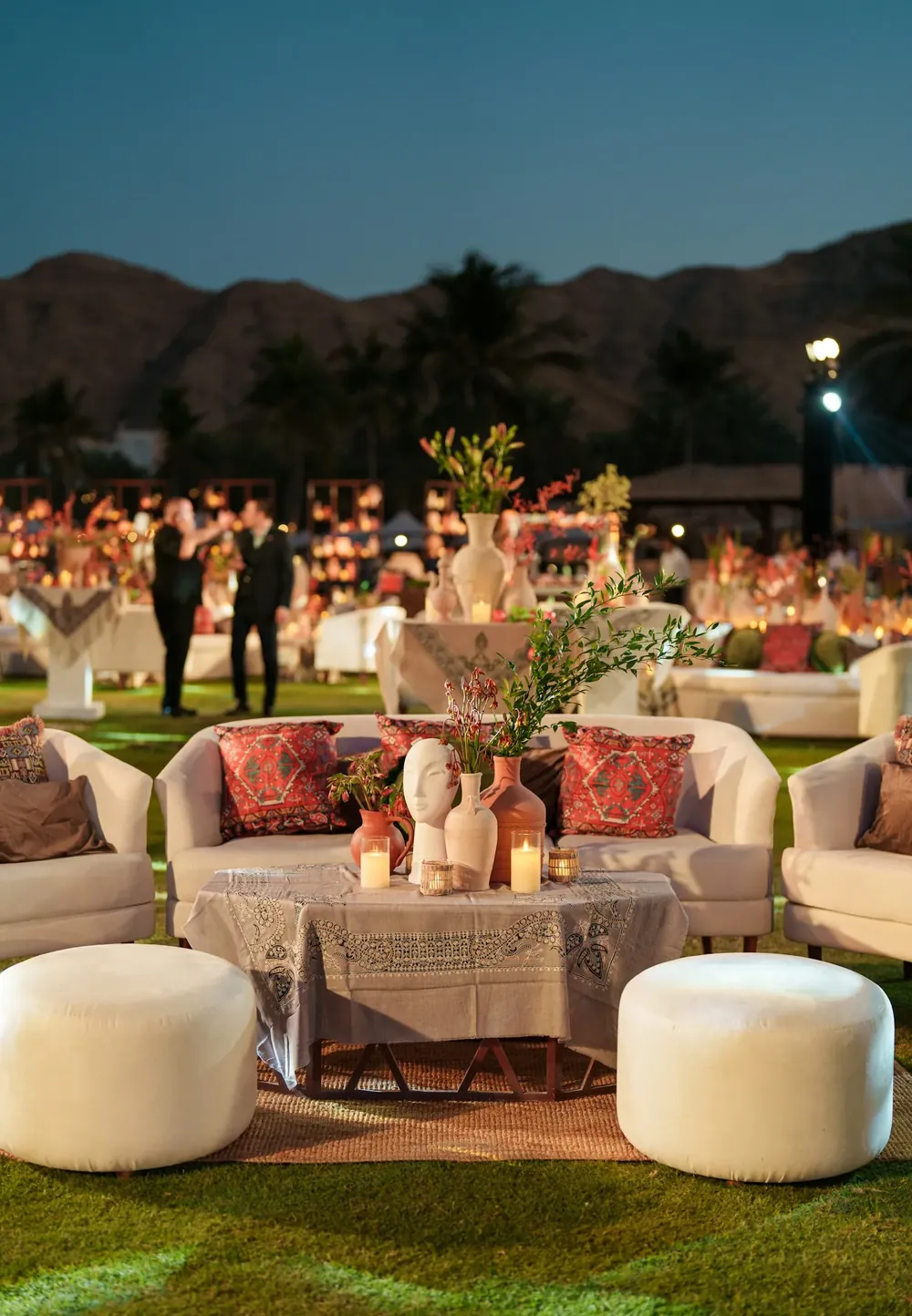Un lounge al aire libre preparado para los invitados por la noche